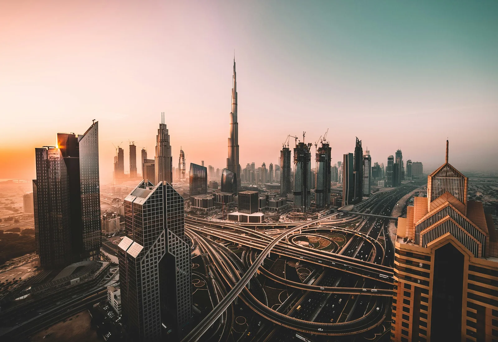 أفق دبي عند شروق الشمس
